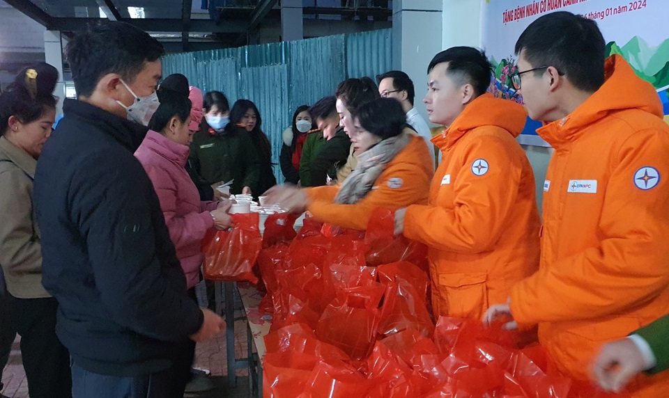 Đoàn thanh niên PC Sơn La hưởng ứng Chương trình “Xuân Yêu thương, Bánh chưng xanh đón Tết”